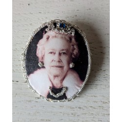 Broche brodée Elizabeth âgée