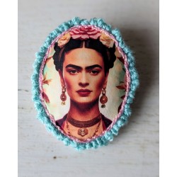 Broche brodée Frida (pastel)