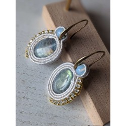 boucles d'oreilles en soutache, gros cabochon en labradorite, perle en opalite. Reflets vert, jaune, orangé de la labradorite.