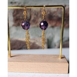 boucles d'oreilles pendantes or et cristal de bohème. Perle en cristal couleur améthyste. Fines chainettes dorées à l'or fin.