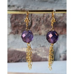 boucles d'oreilles pendantes or et cristal de bohème. Perle en cristal couleur améthyste. Fines chainettes dorées à l'or fin.