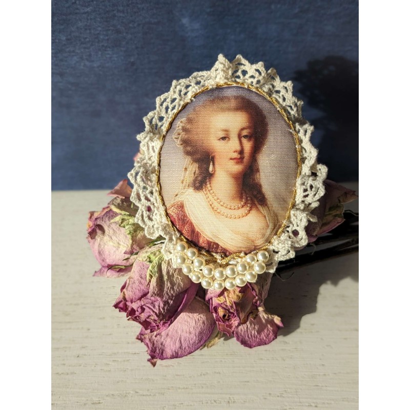 broche Marie-Antoinette brodée dentelle perles