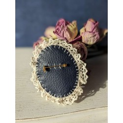 broche Marie-Antoinette brodée dentelle perles