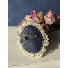 broche Marie-Antoinette brodée dentelle perles