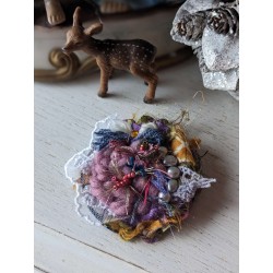 Broche bohème en chutes de tissus