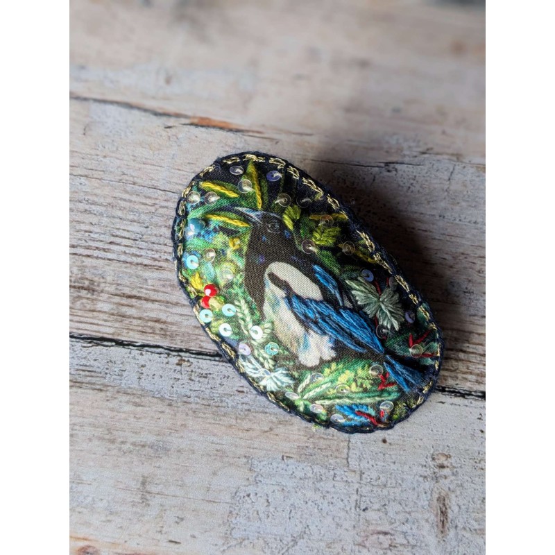 Broche pie brodée de fils, perles et sequins