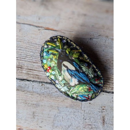 Broche pie brodée de fils, perles et sequins
