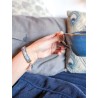 Bracelet brodé roses sur ruban de soie gris
