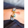 Bracelet brodé roses sur ruban de soie gris