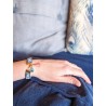 Bracelet brodé roses sur ruban de soie gris