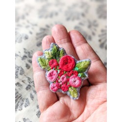 Broche brodée bouquet de roses sur feutrine
