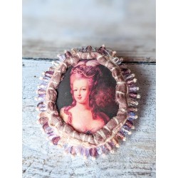 broche portrait en soie...