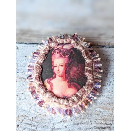 broche portrait en soie Marie-Antoinette rose pâle et lie-de-vin