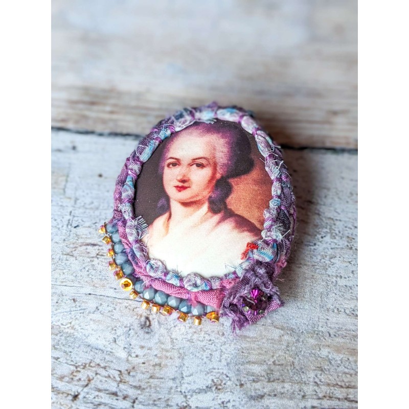 broche portrait Olympe de Gouges en soie tons mauve