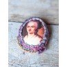 broche portrait Olympe de Gouges en soie tons mauve
