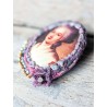 broche portrait Olympe de Gouges en soie tons mauve