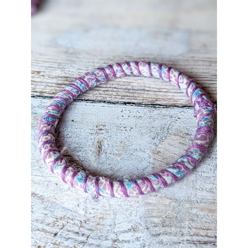 bracelet jonc en soie tons mauce, assorti à la broche Olympe de Gouges