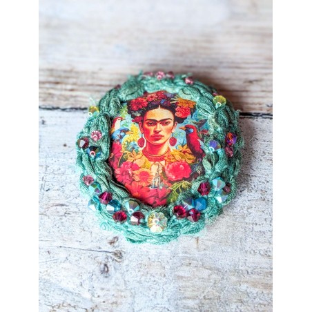 broche portrait de Frida Kahlo, en soie et perles de cristal, tons turquoise et rose vif
