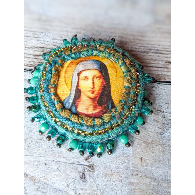 broche portrait figure sacrée de Marie ornée de soie, strass et perles de bohème, décradé de turquoise à ocre