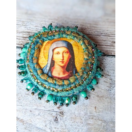 broche portrait figure sacrée de Marie ornée de soie, strass et perles de bohème, décradé de turquoise à ocre