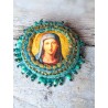 broche portrait figure sacrée de Marie ornée de soie, strass et perles de bohème, décradé de turquoise à ocre