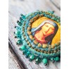 broche portrait figure sacrée de Marie ornée de soie, strass et perles de bohème, décradé de turquoise à ocre