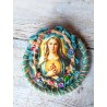 broche portrait Marie coeur sacré, ornée de rubans de soie et de perles, tons turquoise et rose