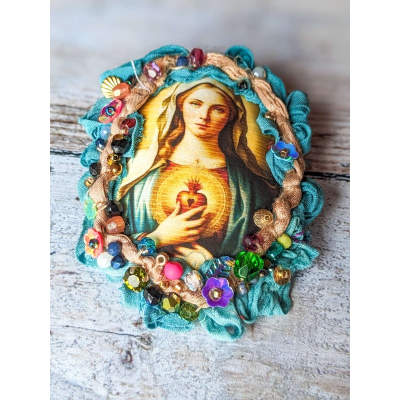 broche portrait Marie coeur sacré, ornée de rubans de soie et de perles, tons turquoise et rose