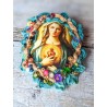 broche portrait Marie coeur sacré, ornée de rubans de soie et de perles, tons turquoise et rose