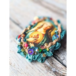 broche portrait Marie coeur sacré, ornée de rubans de soie et de perles, tons turquoise et rose