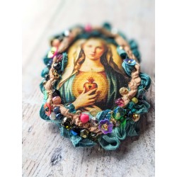 broche portrait Marie coeur sacré, ornée de rubans de soie et de perles, tons turquoise et rose