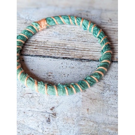bracelet jonc en soie turquoise et fil rose saumon, assorti à la broche à l'effigie de Marie au coeur sacré.