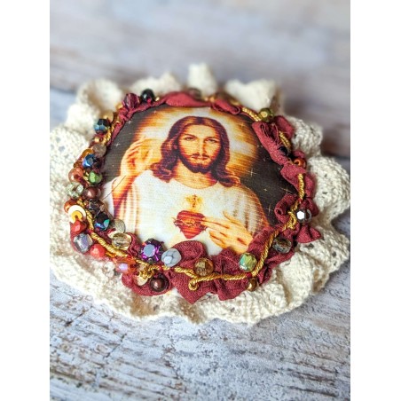 broche portrait Jésus sacré coeur en soie, dentelle et perles