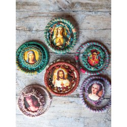 bracelet jonc en soie coloris rouge bordeaux, assorti à la broche à l'effigie de Jésus au coeur sacré