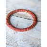 bracelet jonc en soie coloris rouge bordeaux, assorti à la broche à l'effigie de Jésus au coeur sacré